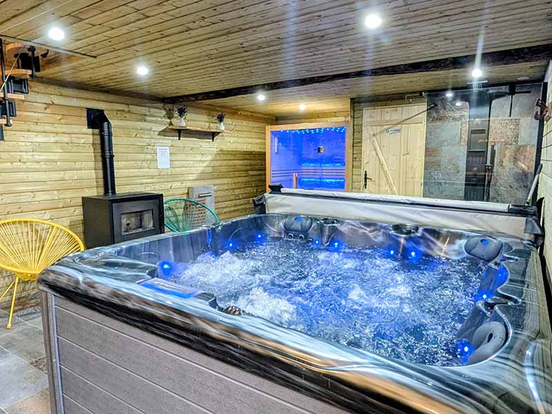 Espace bien-être avec SPA et Sauna et Piscine intérieure chauffée